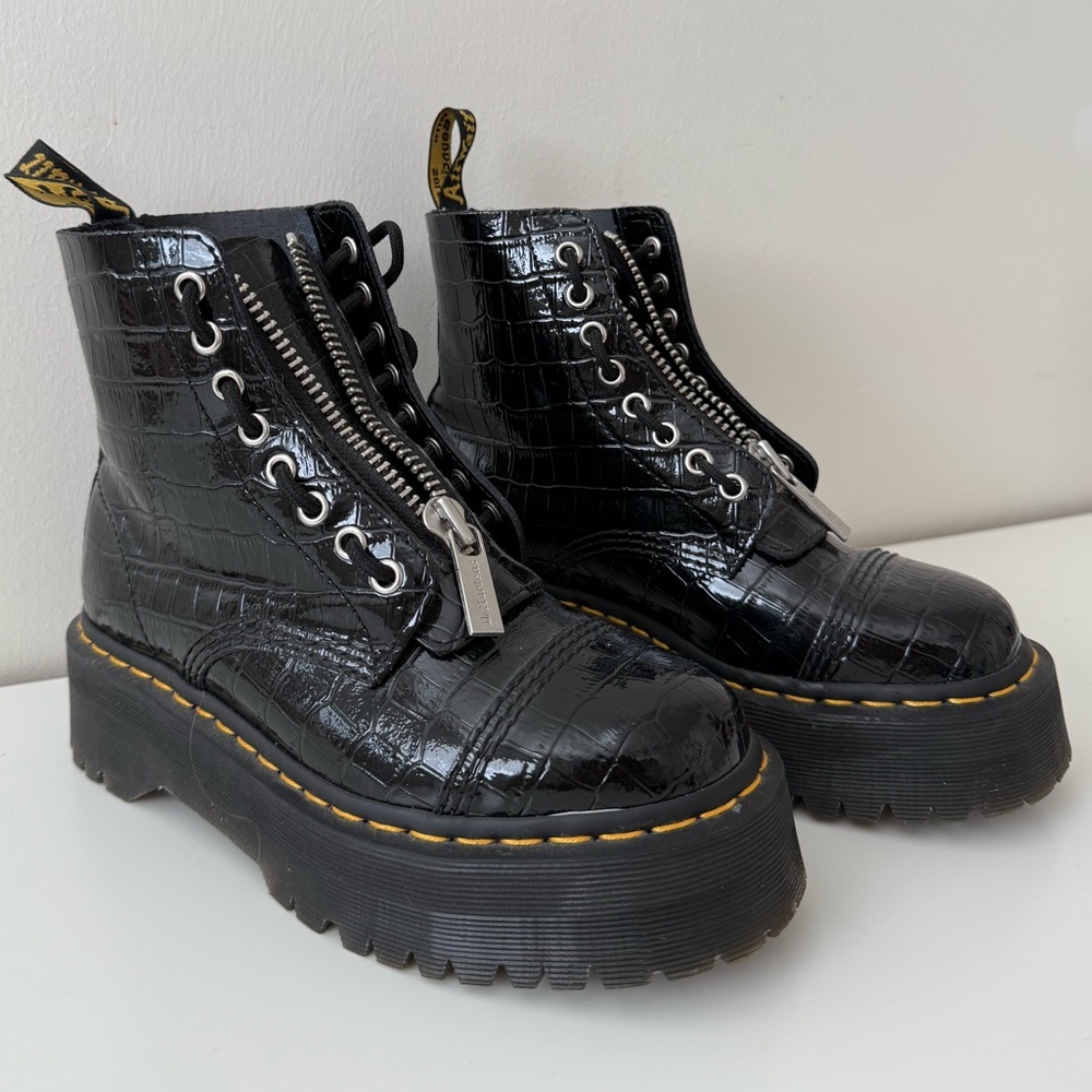 DR MARTENS PLATFORM BOOTS